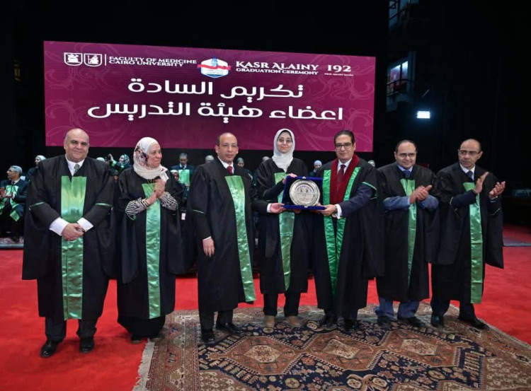 في احتفالية مهيبة بجامعة القاهرة .. تخريج الدفعة 192 بطب قصر العيني «دفعة الدكتور خيري السمرة»