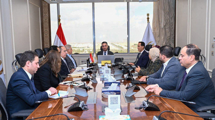 وزير التموين والتجارة الداخلية يعقد اجتماعًا مع مؤسسة حياة كريمة لتعزيز العمل المشترك