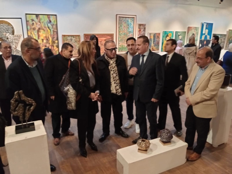 الأمين العام للمجلس الأعلى للثقافة يفتتح معرض "أنامل مضيئة" بالهناجر