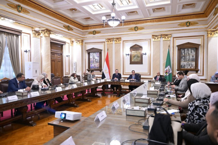 رئيس جامعة القاهرة يترأس الاجتماع الأول لمنصة «أثر» لتنظيم وتوثيق ساعات المشاركة المجتمعية للطلاب