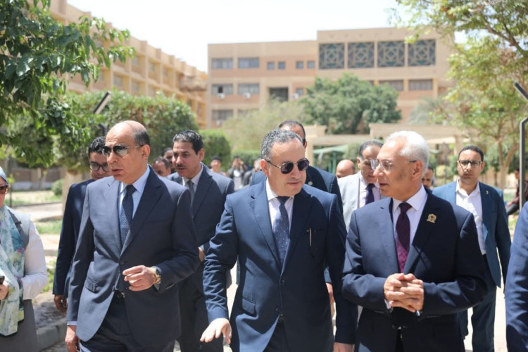 وزير التعليم العالي ومحافظ المنيا ورئيس جامعة المنيا يتفقدون سير الأعمال التنفيذية بجامعة المنيا التكنولوجية