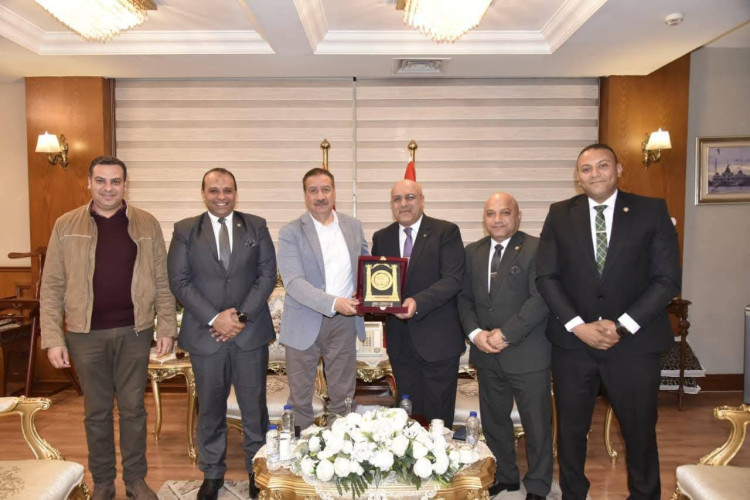 محافظ بورسعيد يستقبل رئيس الإدارة المركزية لجذب الاستثمار الداخلي