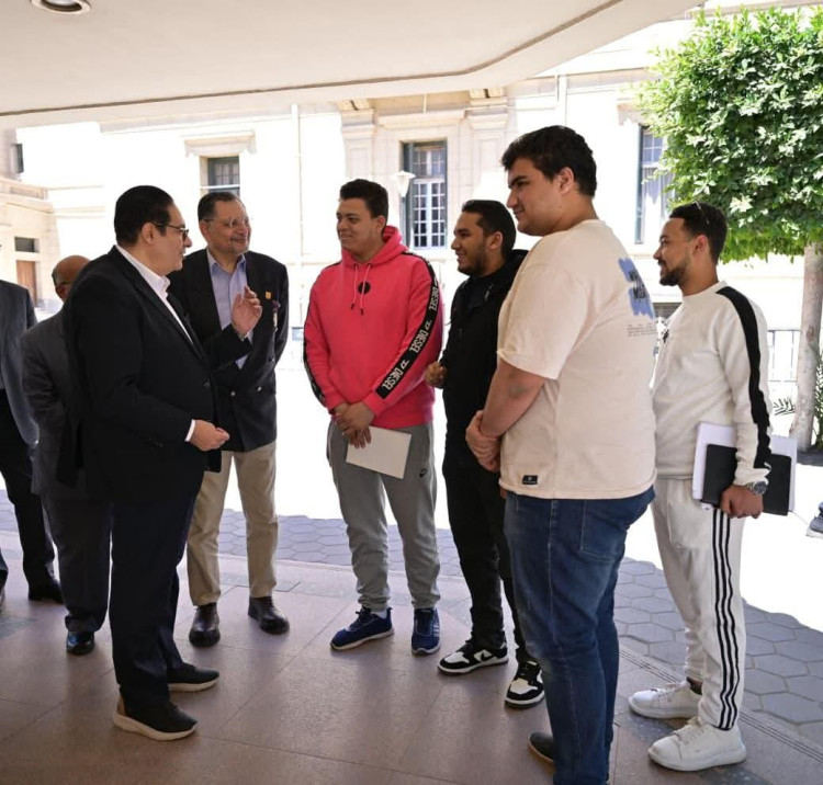 رئيس جامعة القاهرة يقوم بجولة مفاجئة داخل الحرم الجامعي لمتابعة ترشيد استهلاك الطاقة وتعظيم الاستفادة من الأصول وتحسين الخدمات المقدمة