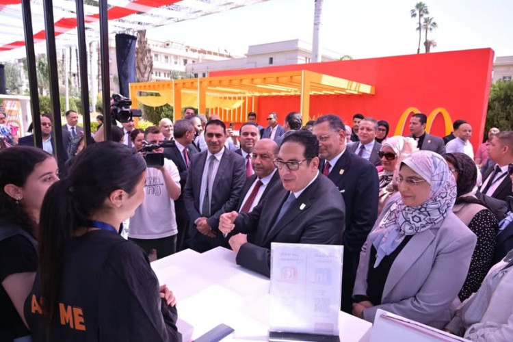 رئيس جامعة القاهرة وقيادات الجامعات يتفقدون المعرض الخاص بالشركات والمؤسسات والبنوك وكافة الكيانات المشاركة في ملتقى التوظيف بالجامعة