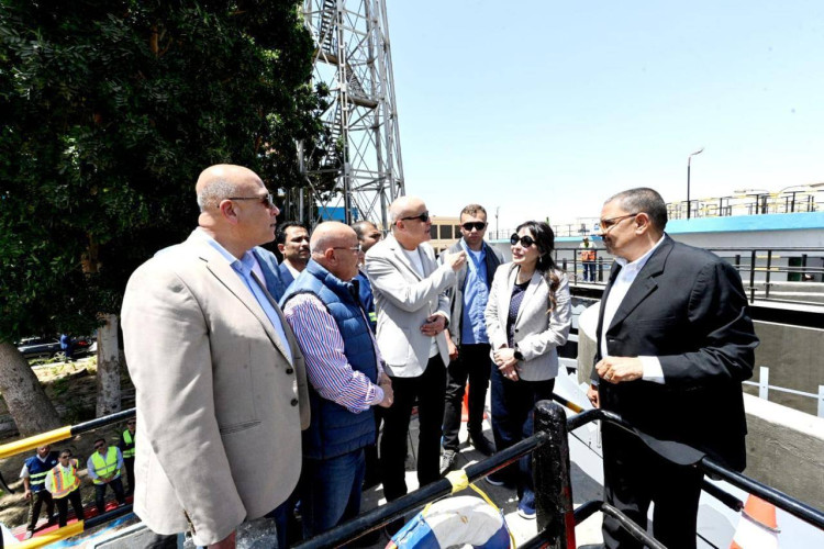 وزيرة الإسكان ومحافظ الأقصر يتفقدان محطة مياه الأقصر الغربية