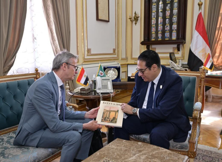 رئيس جامعة القاهرة يستقبل رئيس جامعة ليدن الهولندية لبحث تعزيز التعاون المشترك بين الجامعتين أكاديميا وبحثيا