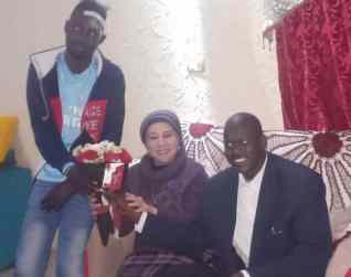 سفيرة السلام الشعبى الافريقى تقوم بزيارة طالب جنوب افريقيا المصاب