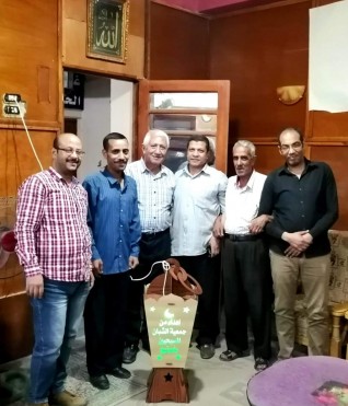 رئيس ووفد الشبان المسيحيين بأبوتيج يهنئ الشبان المسلمين ويهديهم فانوس رمضان