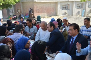 نائب محافظ الإسكندرية يشهد توزيع ٤٠٠ كرتونة مواد غذائية للأسر الأكثر احتياجا بقرى أبيس