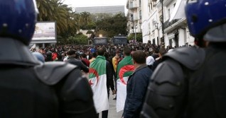 قوات الأمن الجزائرية تفرق المتظاهرين بقنابل الصوت والغاز