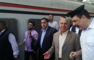 وزير النقل يستقل قطار 905 متوجها إلى الإسكندرية