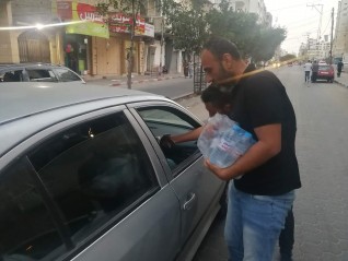 ائتلاف شباب فلسطين ينفذ حملة إفطار صائم على الطريق في محافظة غزة