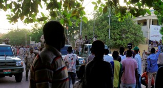 مقتل 5 أشخاص برصاص الأمن السوداني في ميدان الاعتصام أمام القيادة العامة
