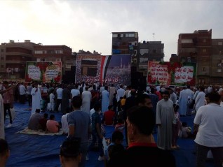 آلاف المصلين يؤدون صلاة عيد الفطر بمركز شباب المطرية