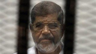 وفاة محمد مرسى العياط بعد إصابته بإغماء أثناء جلسة محاكمته بقضية التخابر