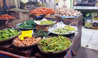محافظ أسوان يشدد  على مراقبة الأسواق والمجمعات الإستهلاكية