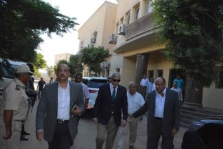 محافظ المنيا يتفقد مبنى مشروع المحاجر ويتابع إجراءات التراخيص