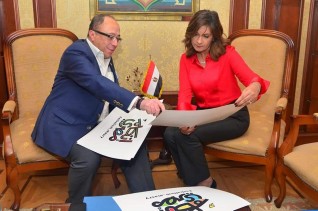 وزيرة الهجرة تتسلم الشعار الرسمي لمبادرة "اتكلم مصري"