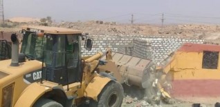 حملات إزالة للممتنعين عن سداد رسوم فحص التقنين بأسوان