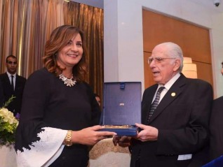 جمعية الصداقة المصرية اليونانية تمنح وزيرة الهجرة أرفع وسام يوناني