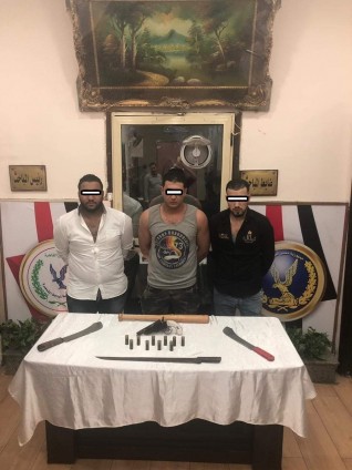 القبض علي عاطل وإثنين آخرين بحوزتهم سلاح ناري