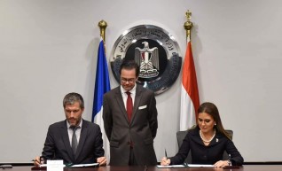 مصر وفرنسا توقعان منحتين لمشروع توصيل الغاز الطبيعى  بقيمة 1.2 مليار جنيه