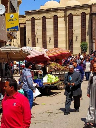 أهالي دمنهور يستغيثون من الباعة الجائلين حول المسجد