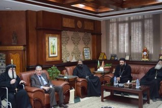 محافظ المنيا يستقبل أسقف بنى مزار ويؤكد على دراسة ملفات جميع القطاعات