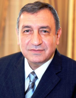 شرف يفتتح معرضا للفن التشكيلي تنظمه مؤسسة سلوى علوان