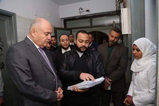 جولة مفاجئة لمحافظ قنا بمستشفي الحميات