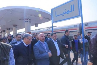 وزير النقل ومحافظ المنيا يتفقدان محطة القطارات لمتابعة مستوي الخدمة