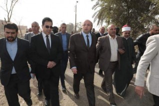 محافظ بني سويف يغير مسار جولته فجأة.. ويحيل رئيس قرية للتحقيق