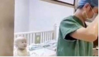 أب صيني يبكي العالم لعدم قدرته على احتضان طفله المصاب بـ كورونا