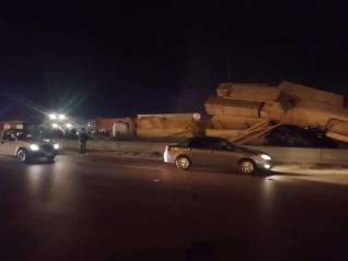 انقلاب سيارة محملة بالأخشاب على ملاكي بطريق الإسكندرية الصحراوي