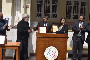 بالصور.. الديب يكرم الأب أنطونيوس غطاس مديرمدرسة جيرار بتقديم درع التميز من وزارة التربية والتعليم بالإسكندرية