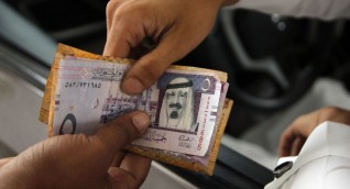 السعودية تعزل جميع العملات الواردة من الخارج بسبب كورونا