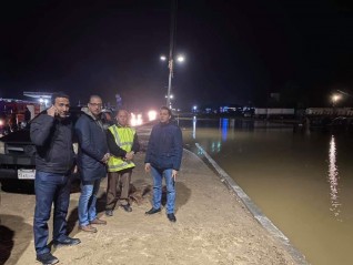 محافظ الفيوم يتفقد أعمال رفع تراكمات المياه من طريق «الفيوم - القاهرة»