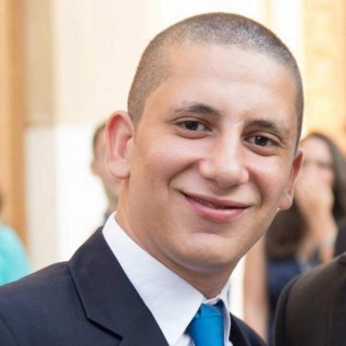 صيدلي يقدم نصائح لتلاميذ المدارس لتجنب الإصابة بفيروس كورونا