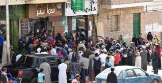 محافظ أسوان يناشد العمالة الغير منتظمة بعدم الإزدحام لتسجيل بياناتهم