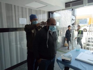 تطبيقًا لتعليمات وزارة الصحة فحص طبي لزائرين مستشفي الواحة