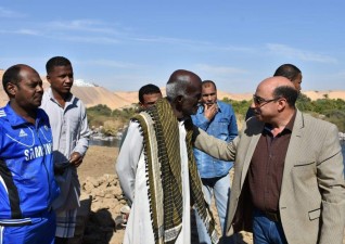اشرف عطية يستمع شكاوى ومطالب مواطنى اسوان