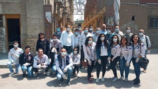 المجموعة الكشفيه بكنيسه العذراء مريم مهمشة بالشرابيه يوزعوا قربان علي اسر الكنيسه