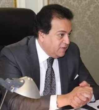 التعليم العالي توزع 20 كابينة تعقيم كاملة على المستشفيات الجامعية