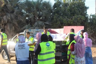 توزيع 750 كرتونة رمضانية على أهالى قرى مركز ادفو