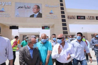 وزير النقل يتفقد مواقع العمل بالمرحلة الأولى من تطوير طريق القاهرة أسوان الصحراوي الغربي