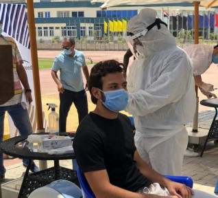 أسوان يخضع لمسحة كورونا فى المركز الأولمبي بحضور وليد العطار