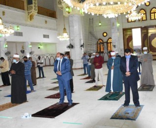 محافظ أسوان يؤدى صلاة المغرب فى المسجد الجامع ويطمئن على تطبيق الإجراءات الإحترازية