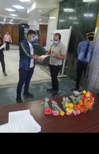 نقابة الصحفيين تستقبل أعضاءها بالورود بعد إعادة فتح المبنى