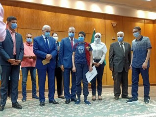 الهجان وعجلان يكرمان حفظة القران الكريم من طلاب المدارس