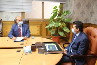 وزير الرياضة يناقش مع رئيس اتحاد التجديف خطة النشاط